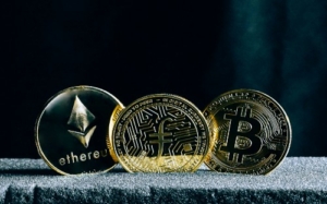 a6d6f090-02b5-11ed-9c58-62898edc0f74 3 gold cryptocurrency coins